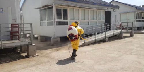 Se realizan jornadas de desinfección en el colegio Cristo Rey, ubicado en el distrito de José Leonardo Ortiz, luego de que tres docentes y una escolar dieran positivo a Covid-19. Foto: Rosa Quincho/URPI-LR Norte.