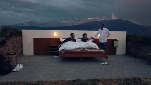 El hotel apenas cuenta con una cama, una mesita de noche, sábanas y almohadas. Foto: Daily Mail