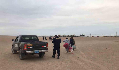 Los extranjeros fueron sometidos a registro para descartar que porten algún objeto ilícito. Foto: PNP