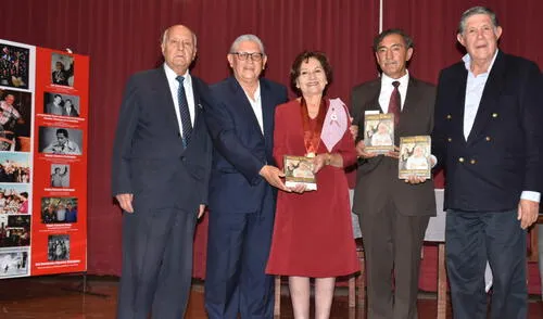 Hijos de Luis Cáceres Velásquez presentaron libro sobre el exalcalde de Arequipa. Foto: Alexis Choque/URPI-GLR Hijos de Luis Cáceres Velásquez presentaron libro sobre el exalcalde de Arequipa. Foto: Alexis Choque/URPI-GLR