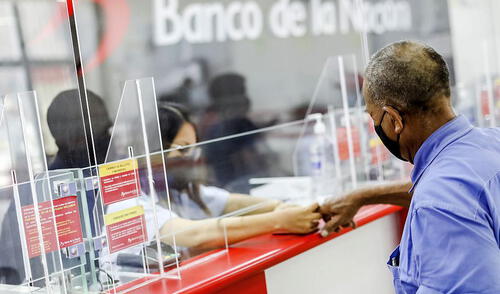 Las personas van al Banco de la Nación a recoger su dinero. Foto: Andina