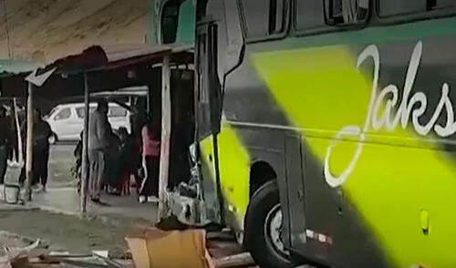 El ómnibus no paró en el peaje e impactó contra otros 3 vehículos. Foto: captura de Canal N