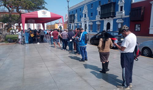 La gente acude a vacunarse al punto de inmunización en plaza de armas. Foto: GRLL La gente acude a vacunarse al punto de inmunización en plaza de armas. Foto: GRLL