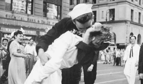El Día internacional del beso robado se celebra cada 6 de julio. Foto: El País