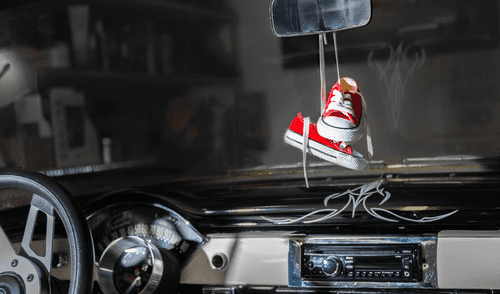 Los zapatos de bebé colgados en los micros son algo muy clásico a la vista de los usuarios, pero su significado es poco conocido. Foto: Dreamsuite/referencial Los zapatos de bebé colgados en los micros son algo muy clásico a la vista de los usuarios, pero su significado es poco conocido. Foto: Dreamsuite/referencial