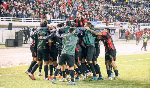 Festejo. El abrazo de todo el plantel con Bernardo Cuesta, el autor de los dos goles con los que el ‘Dominó’ celebró en casa. Foto: difusión Festejo. El abrazo de todo el plantel con Bernardo Cuesta, el autor de los dos goles con los que el ‘Dominó’ celebró en casa. Foto: difusión