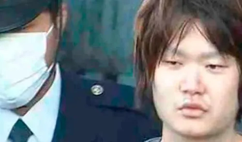 La policía lleva a Seito Sakakibara, luego se supo que su verdadero nombre era Shinichiro Azuma. Foto: Infobae