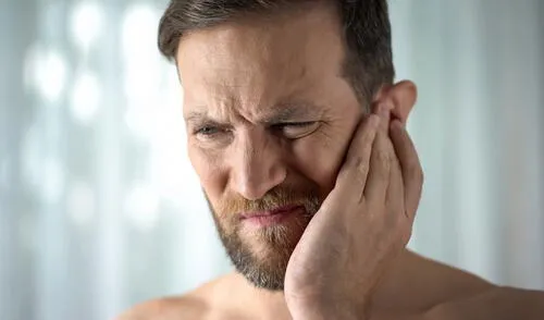 Se le conoce como tinnitus a los sonidos anormales que se producen ante la ausencia de una fuente externa de sonido. Foto: Roswell Park Comprehensive Cancer Center