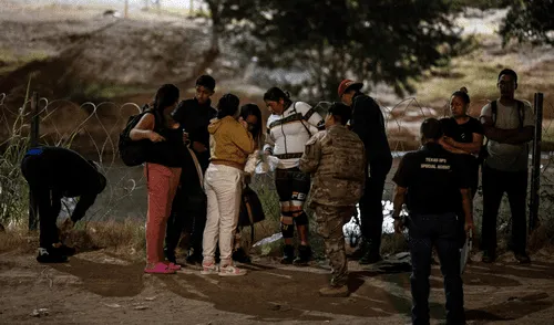 Gobernador de Texas ha tomado decisiones contrarias a las políticas migratorias de Biden. Foto: AFP