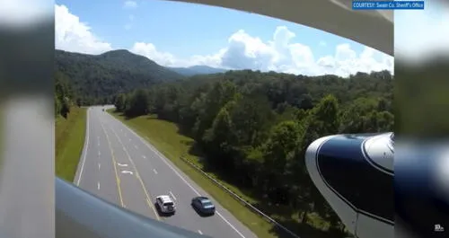 Avión aterriza de emergencia en carretera de Carolina del Norte, Estados Unidos. Foto: captura de YouTube/WBIR Canal 10