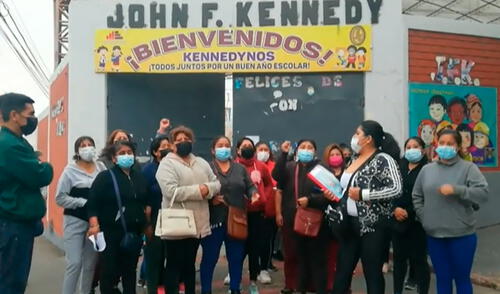 Padres de familia se concentraron en los exteriores de la institución educativa. Foto: captura de Latina Noticias
