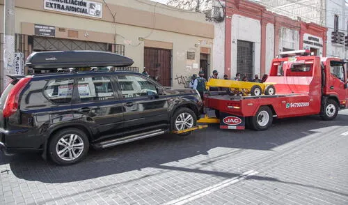 Las grúas retiraron vehículos de zonas rígidas del Centro Histórico. Foto: Rodrigo Talavera/ La República