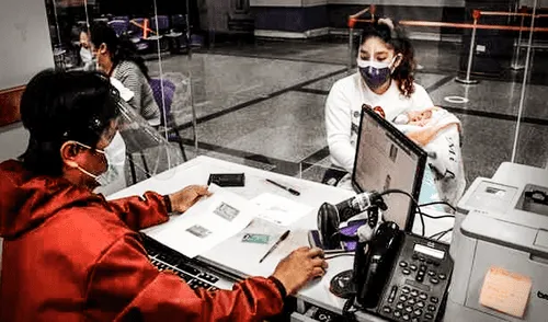 Padres están en la obligación de registrar a sus hijo en el sistema del Reniec. Foto: edición de Jazmín Ceras/La República/Reniec Padres están en la obligación de registrar a sus hijo en el sistema del Reniec. Foto: edición de Jazmín Ceras/La República/Reniec