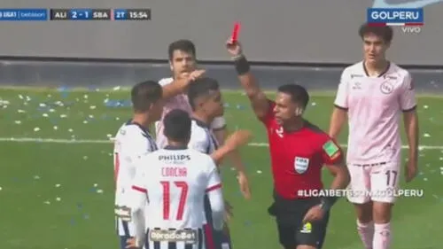 Criatian Benavente anotó el primer gol de Alianza Lima y luego fue expulsado. Foto: captura GolPerú