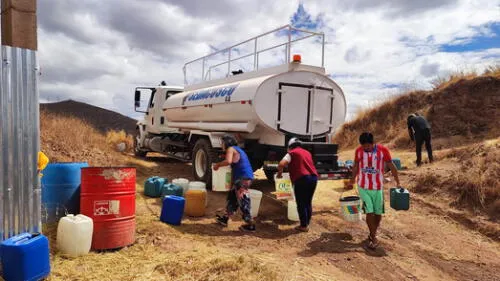 Su rutina. Los pobladores deben esperar todos los miércoles las cisternas de SedaCusco para coger el agua necesaria para la semana. Foto: La República Su rutina. Los pobladores deben esperar todos los miércoles las cisternas de SedaCusco para coger el agua necesaria para la semana. Foto: La República