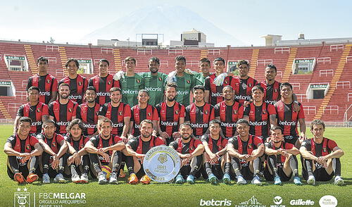 Con el trofeo de campeones. Foto: La República Con el trofeo de campeones. Foto: La República