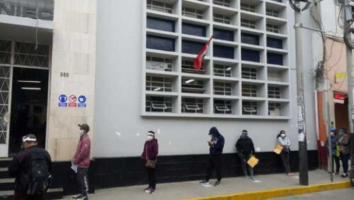 El ciudadano tuvo que tramitar documentos en el Reniec y la Municipalidad de Castilla. Foto: Andina El ciudadano tuvo que tramitar documentos en el Reniec y la Municipalidad de Castilla. Foto: Andina