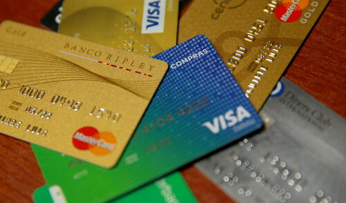 El experto recomienda tener cuidado al hacer pagos con la tarjeta de crédito en el extranjero debido a que se puede cobrar una comisión o aplicar un tipo de cambio que no conviene al usuario. Foto: Andina