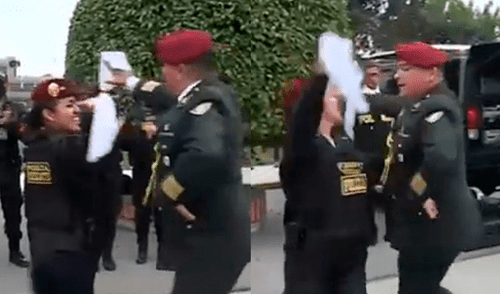 Ambos agentes bailaron marinera. Foto: captura de América