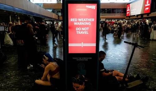 Una estación de tren en Londres cancela los viajes debido a un incendio en sus vías. Foto: AFP