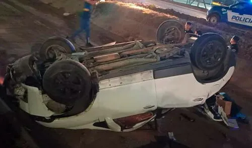 El auto dio vuelta de campana. Ambas mujeres fueron asaltadas mientras esperaban ser asistidas. Foto: El Doce