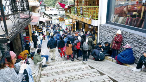 Largas filas. Las colas son interminables por los turistas en Aguas Calientes para encontrar un ingreso a la llaqta. Foto: La República Largas filas. Las colas son interminables por los turistas en Aguas Calientes para encontrar un ingreso a la llaqta. Foto: La República