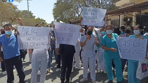 Con banderolas y pancartas en mano llegaron hasta los exteriores de la Dirección Regional de Salud. Foto: Noticias Piura