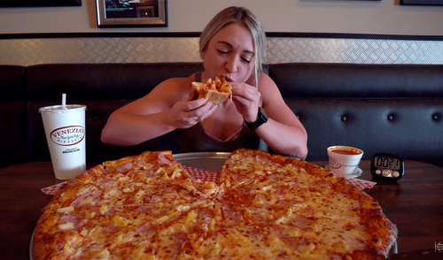 Katrina terminó de comer la enorme pizza en casi 20 minutos. Foto: Captura de YouTube/Katina Eats Kilos. Katrina terminó de comer la enorme pizza en casi 20 minutos. Foto: Captura de YouTube/Katina Eats Kilos.