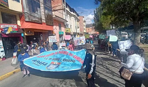 Los padres se dirigieron hasta el Gobierno Regional del Cusco. Foto: URPI/Alexander Flores