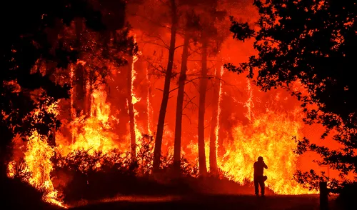 El fuego ha forzado la evacuación de casi 40.000 personas en Francia. Foto: AFP El fuego ha forzado la evacuación de casi 40.000 personas en Francia. Foto: AFP