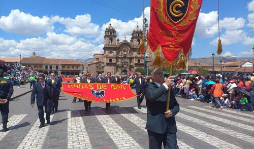 Los exalumnos del bolivariano plantel desfilaron por la Plaza Mayor de la Ciudad Imperial. Foto: La República