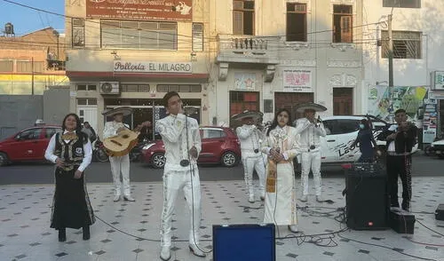 Varias agrupaciones de mariachis realizaron un concierto benéfico para ayudar en los gastos médicos de uno de sus colegas. Foto: Rosa Quincho-URPI/LR-Norte