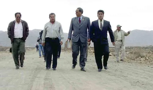 Pisando fuerte. En Mollebaya, el ex administrador de Melgar Alejandro Tapia, el ex presidente Alejandro Corrales, Manuel Burga y Robert Gutiérrez. Foto: La República