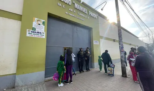 Tenso ambiente se vive en las afueras de la institución educativa. Foto: Rosa Quincho/URPI-LR