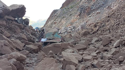 Derrumbes dejaron a auto reducido a chatarra. Foto: PNP-INDECI