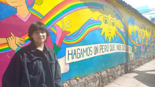 Sisa Morales muestra el mural creado con artistas cusqueños. Foto: La República
