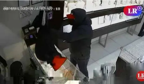 La cámara de seguridad del negoció captó el momento del asalto. Foto La República