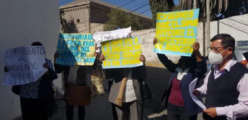 Maestros del Sindicato Magisterial Regional Arequipa (Simag) realizaron un plantón en la sede de la Gerencia Regional de Educación. Foto: Alexis Choque/URPI
