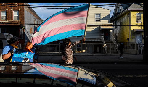 Arkansas se convirtió el pasado abril en el primer estado del país en prohibir que los menores reciban terapias hormonales y cirugías de cambio de sexo. Foto: AFP/referencial.