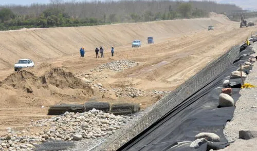 En 2017 el caudal de la quebrada Cansas se incrementó debido a las lluvias intensas causando un desborde que inundó miles de viviendas en el distrito de La Tinguiña. Foto: La Lupa