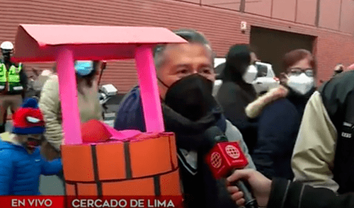 Pareja de profesores acudió junto a su hijo a entregar las cartas de estudiantes. Foto: captura de América TV Pareja de profesores acudió junto a su hijo a entregar las cartas de estudiantes. Foto: captura de América TV