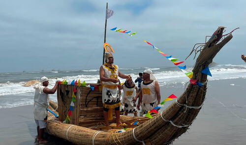 Naylamp, su esposa Ceterni y sus séquitos navegaron en el litoral lambayecano durante 30 minutos. Foto: Rosita Quincho URPI/LR. Naylamp, su esposa Ceterni y sus séquitos navegaron en el litoral lambayecano durante 30 minutos. Foto: Rosita Quincho URPI/LR.