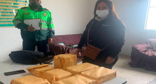 Mujer llevaba el dinero en paquetes dentro de sobres que ocultaba en una mochila. Foto: difusión