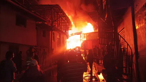 Siniestro redujo a cenizas todo lo que contenía el local comercial. Foto: MPH