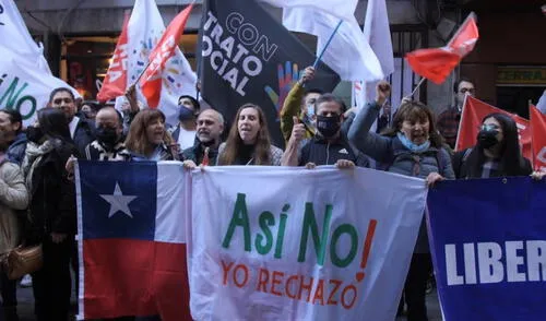 El comando Rechazo se reúne en diversas zonas de Chile. Foto: EFE