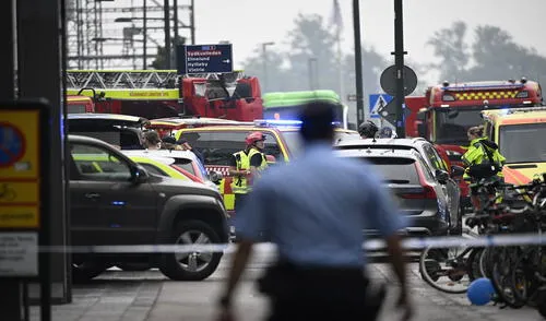 La policía asegura el área después de que dos personas resultaran heridas en un tiroteo ocurrido en el centro comercial Emporia en Malmo, Suecia. Foto: AFP