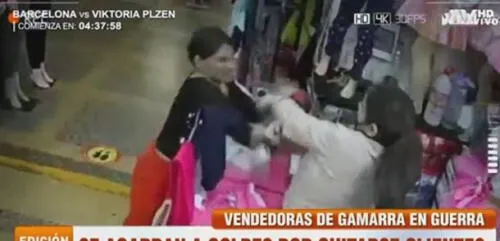 Vendedoras se agredieron en plena jornada laboral. Foto: captura de ATV
