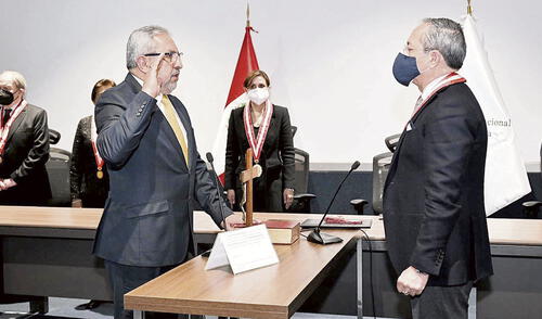 Todo el poder. Juan Fernández Jerí juró como jefe de la Autoridad Nacional de Control, a pesar de la grave imputación en su contra que quedó irresuelta. Foto: JNJ