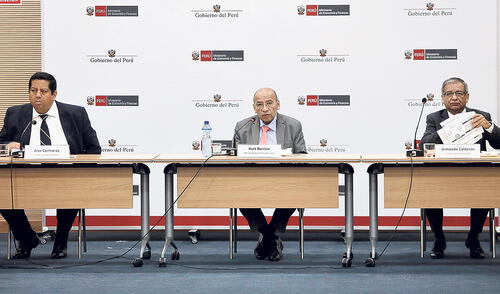 Al detalle. El ministro Kurt Burneo, junto con los viceministros de Economía y de Hacienda, explicó el paquete de medidas dispuestas en el plan de reactivación económica a corto plazo. Foto: Antonio Melgarejo/La República