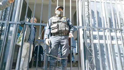 Cierre. Agente suspendió atención al público debido a protesta. Foto: La República
